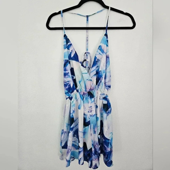 Floral shorts romper blue and white open back size medium - Picture 1 of 4